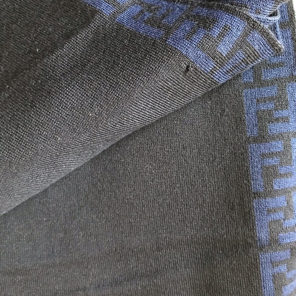 FENDI ZUCCA 100% wool scarf - Picture 6 of 6